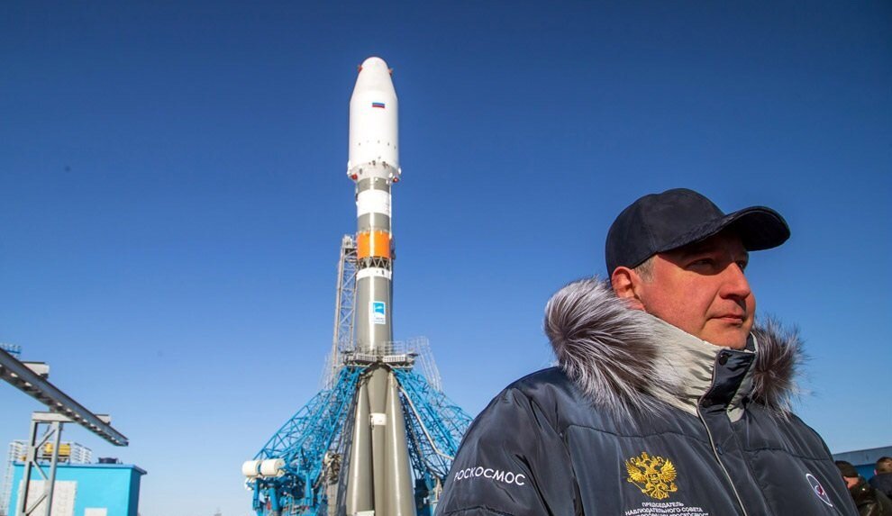 Дмитрий Рогозин  на фоне ракетоносителя Союз 2.1а
