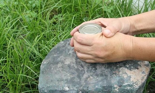 Можно воспользоваться подручными материалами, например, камнем