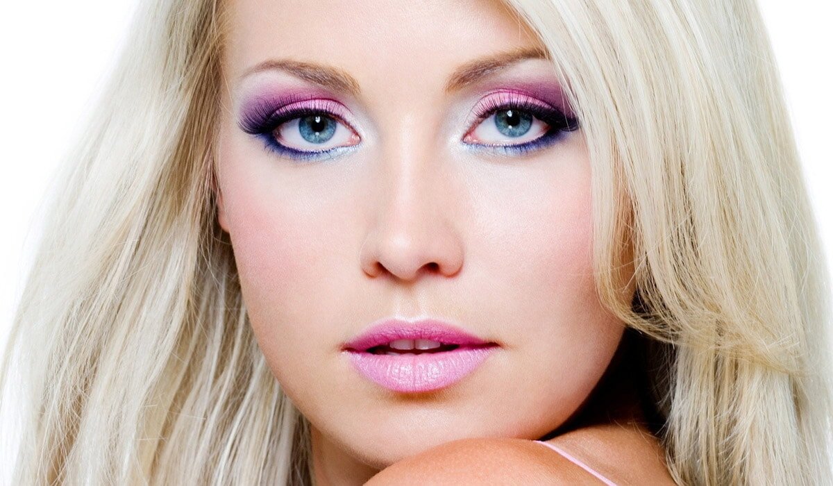 Макияж с зелеными тенями для голубых глаз. Тени подходящие блондинкам. Тени подходящие блондинкам. Макияж нюдовый смоки. Бриджит бардо макияж глаз.