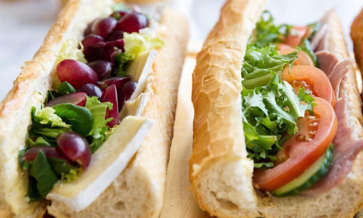 Обед в бегах ... новичок, наполняющий Бри и виноград, и более традиционный салат из ветчины.