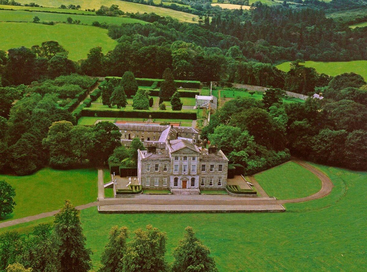 Над поместьем. Поместье филипа стенхопа. Берчвуд мэнор англия. Англия хэддон холл. Поместье руайе, франция.