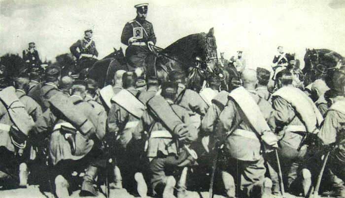 А вот причиной этому было не столько скудное образование и дремучесть населения в стране (78,9% населения Российской империи было неграмотным), сколько устоявшийся на законном уровне обычай уходить служить отечеству на 25 лет. Конечно не все уходили на 25 лет, по призыву и жребию уходили от 3-х до 6-ти лет, но во все времена дурной пример заразителен. 