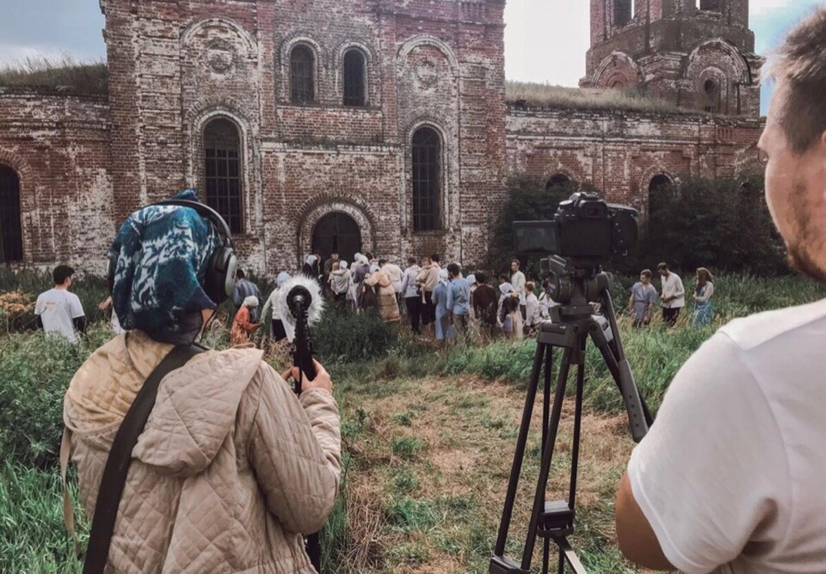 В какой деревне снимали. Съемки фильма в деревне. Место съемки. Съемки фильма в селе. Топи съемки.