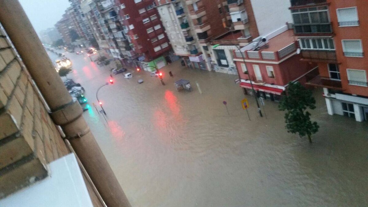 а на юге дождик. ливень в испании. дождливый день в испании. саламанка испания наводнение. наводнение в испании.