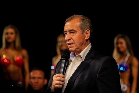 - Разработать «концепцию и фирменный стиль мероприятия», а также представить «детальную деловою программу» с участием первых лиц Иркутской области.
- Арендовать конференц-залы (не менее 100 квадратов) в Лионе и Париже.
- Найти профессиональных переводчиков.
- Пропиарить форум в прессе (привлечь не менее 10 российский и не менее 10 французских изданий).
- Предоставить транспорт: автомобиль представительского класса (Мерседес V) и микроавтобус.
- Подготовить питание для участников (80 человек), в том числе: не менее двух видов холодных закусок; не менее двух видов горячих закусок; не менее двух видов десертов; не менее двух видов сладкой выпечки; не менее двух видов канапе.
- Сервировать торжественный фуршет в Торгпредстве РФ в Париже (80 человек), в том числе: не менее 5 видов холодных закусок; свежие фрукты; красное сухое и белое сухое вино.

И все это, заметим, за счет бюджета Иркутской области, то есть за счет налогоплательщиков. Круто, очень круто. Сергей Георгиевич себя не обижает, идейный последователь Маркса и Энгельса, как он есть. Кому митинги против пенсионной реформы, а кому фуршет в Париже. От каждого по способностям, каждому по потребностям.