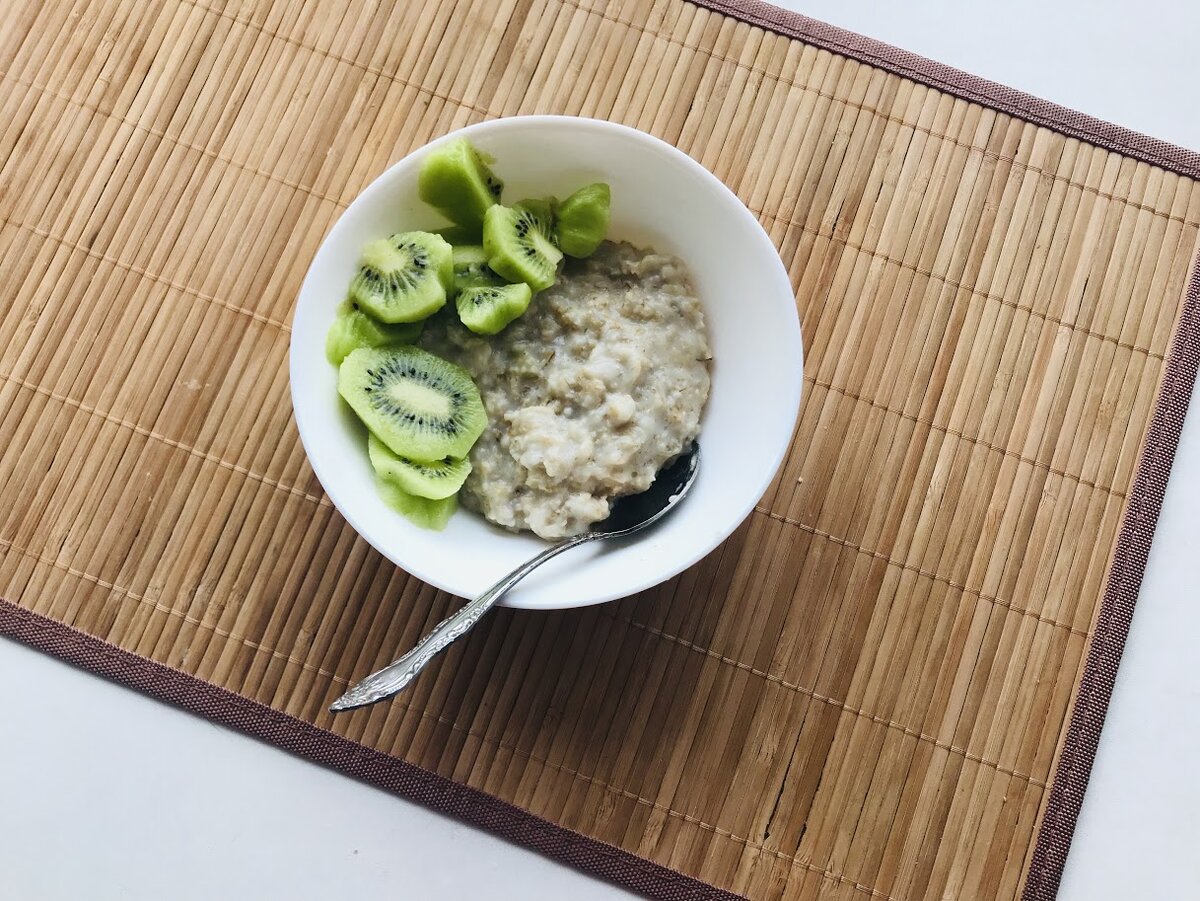 Фото из личного архива: овсяная каша с кусочками киви