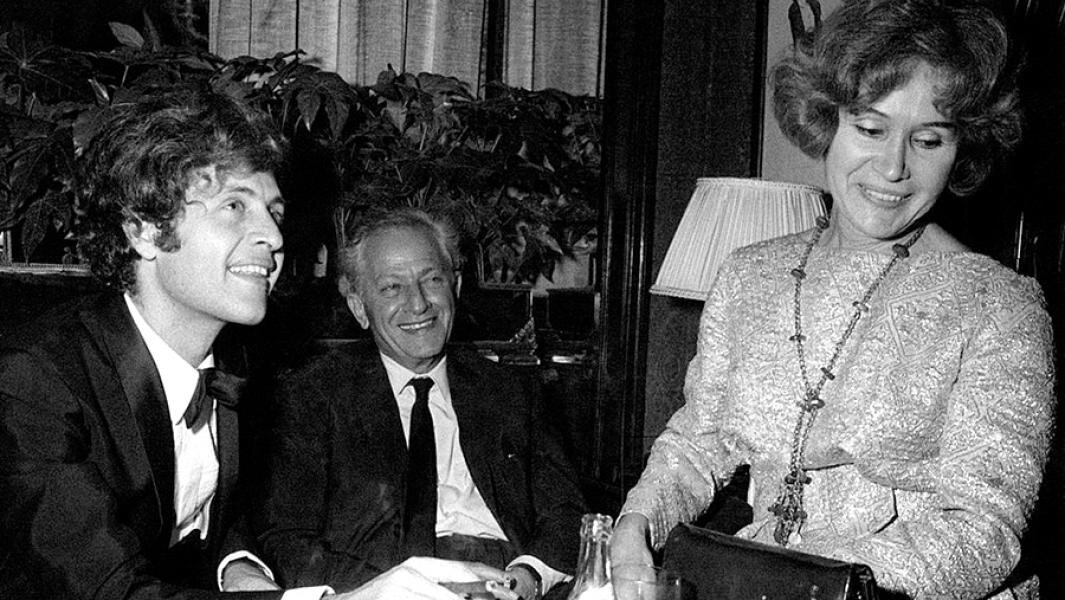 Певец Джо Дассен со своим отцом американским режиссером Жюлем Дассеном и матерью Беатрис Лонер-Дассен. Фото: commons.wikimedia.org