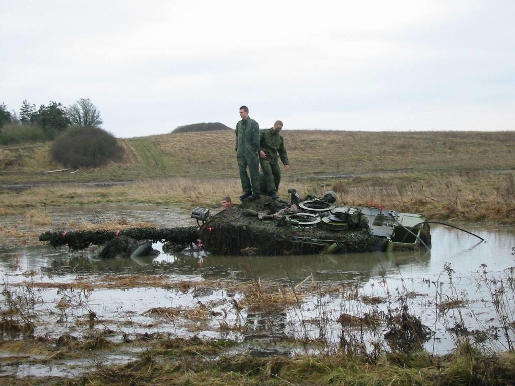 Забрали танк. Танкист в грязи. Танки на полигоне в грязи. БМП В болоте.