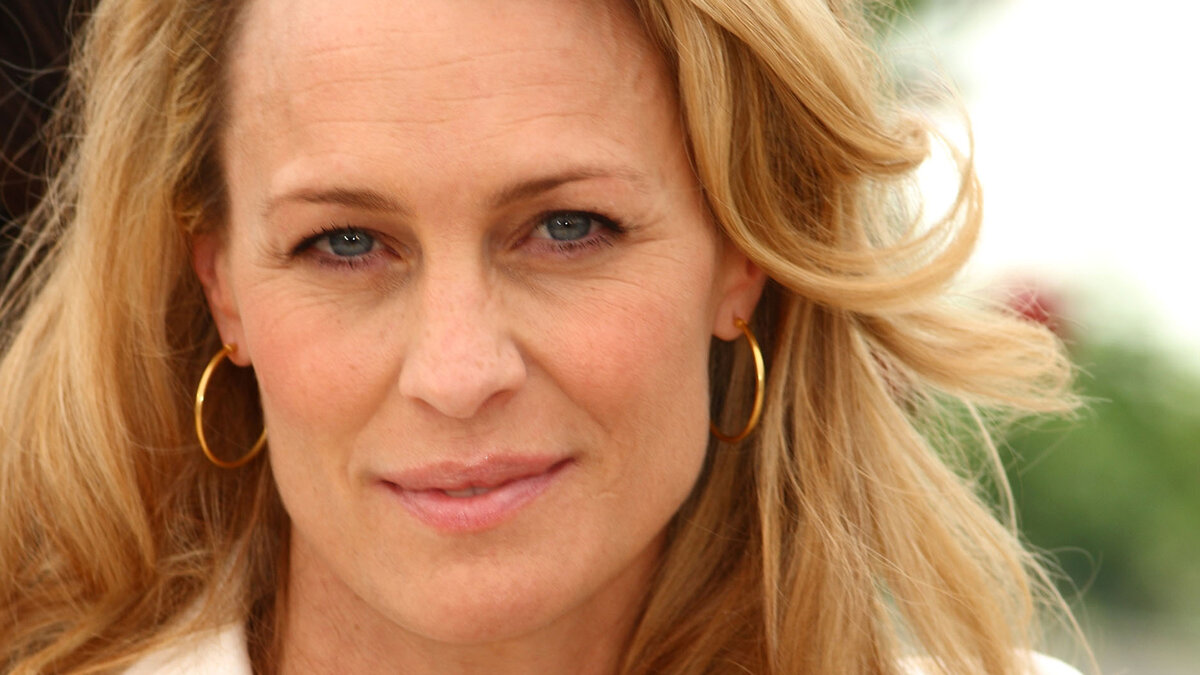 эта и верхняя фотографии - правильно подобранная  короткая стрижка зрелых женщин все-таки молодит.