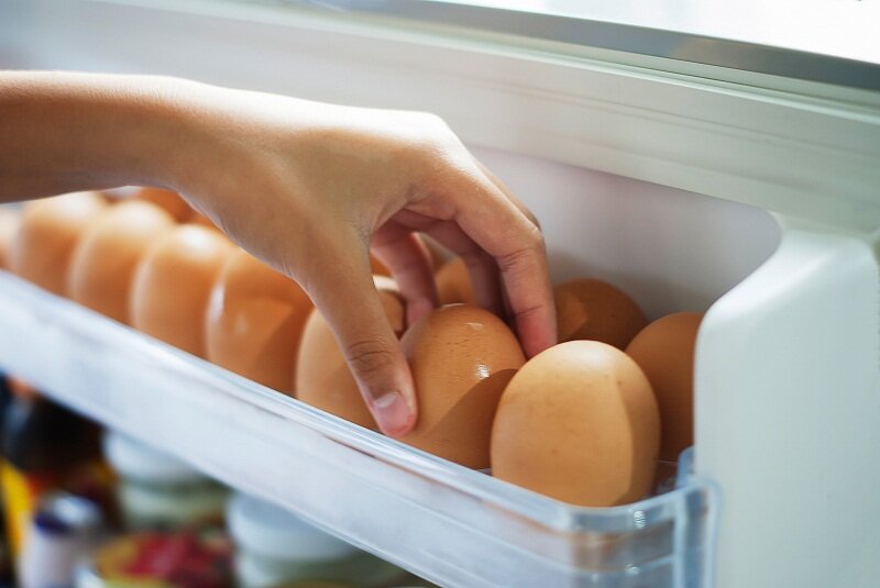 Почему нельзя мыть куриные яйца перед хранением в холодильнике: главный аргумент