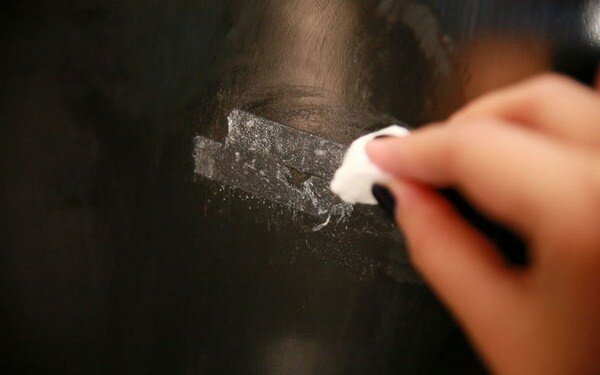 Чем удалить следы от скотча на пластике