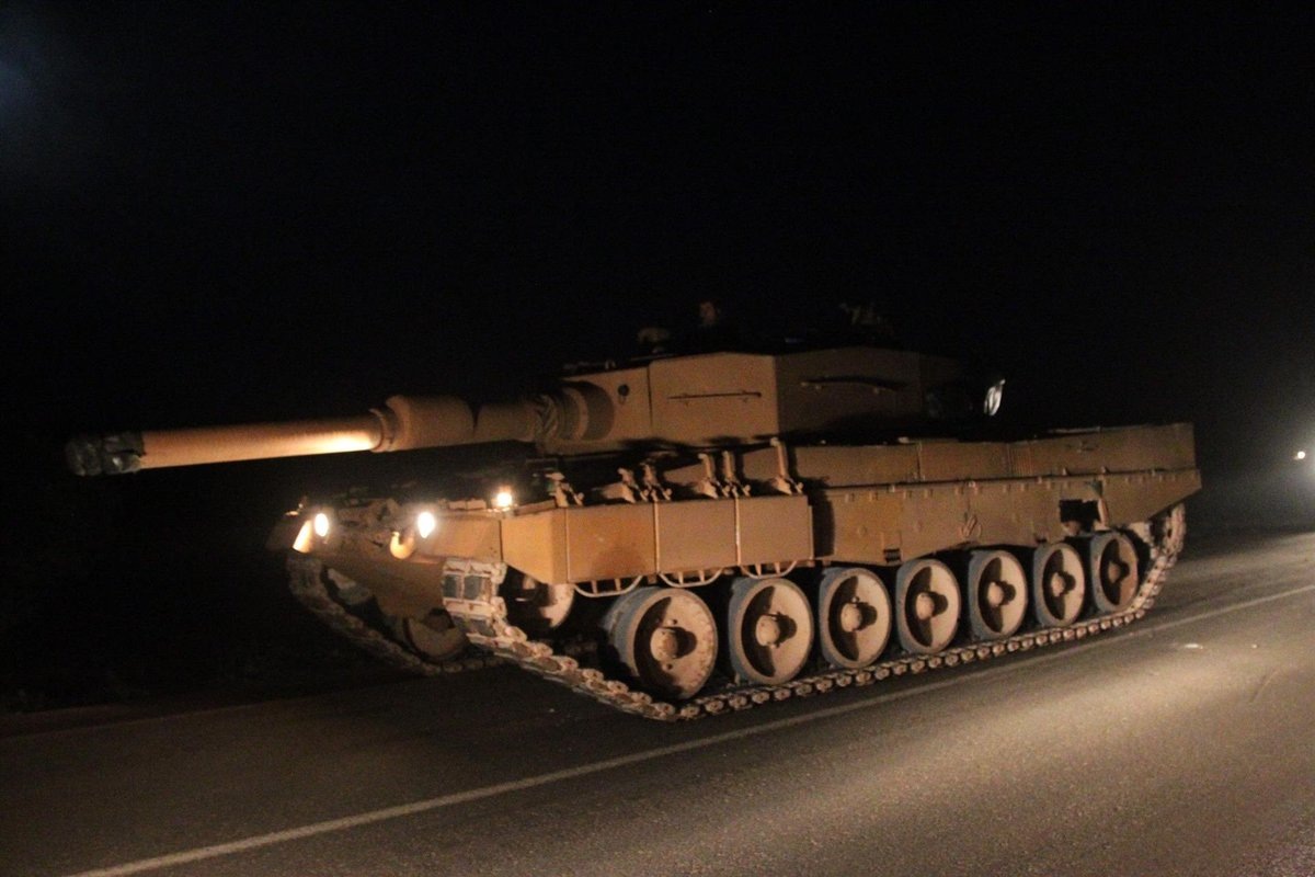 По сообщениям в соцсетях, турецкие танки TSK Leopard 2A4 пересекли Сирийскую границу в направлении Манбиджа. 