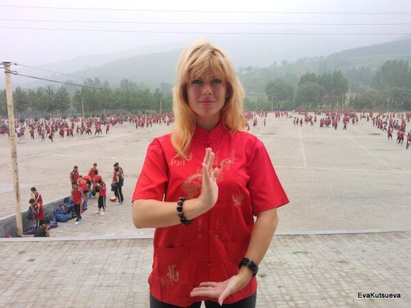  Первой из которых стала та, на которой находится камень желаний.
Высота, почти 1600 метров, идти постоянно в гору по ступенькам, вырубленным в скалах,  температура +32, плюс высота.