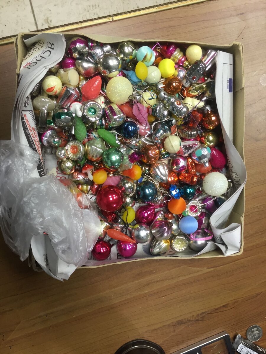 пример как хранятся игрушки, а в недрах коробки спрятаны клубки гирлянд