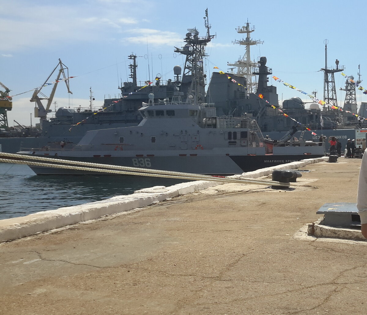Допуск на корабли осуществлялся с причалов у Минной стенки (в Севастополе её называют просто Минка), и насколько я поняла, это традиционное место для подобных мероприятий.