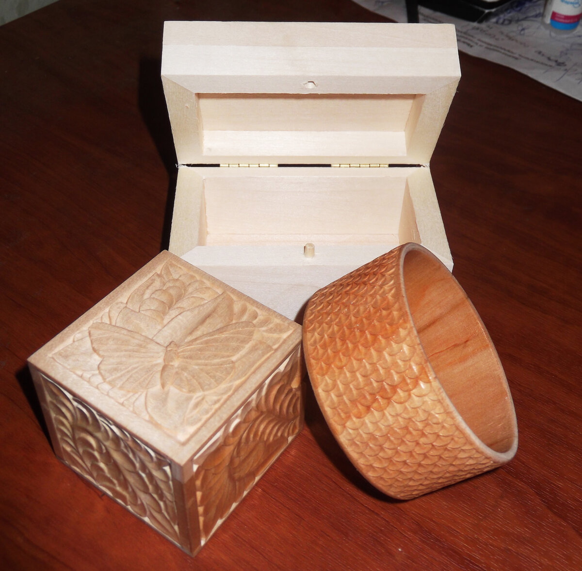 Две готовые работы и заготовка для резьбы по дереву.