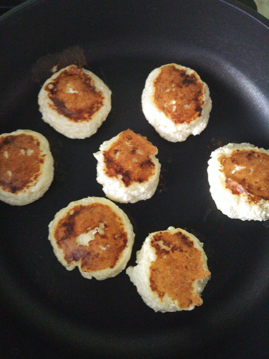 Переворачиваем сырники