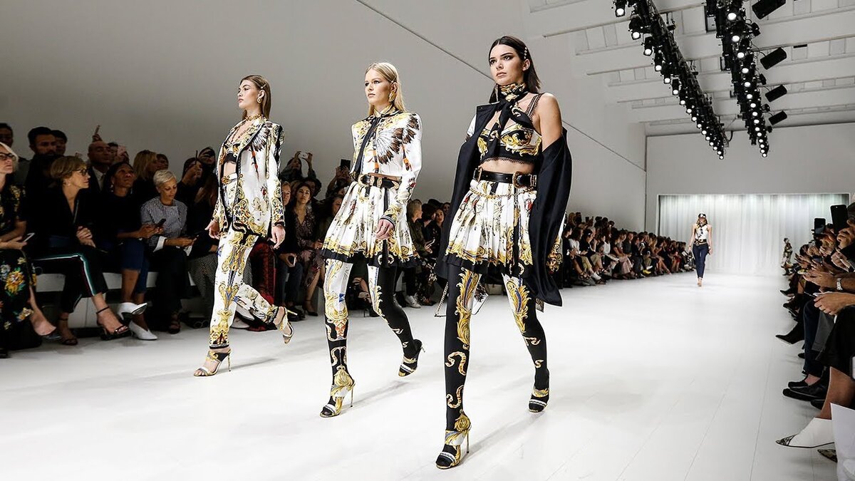 Fashion show. Подиум Версаче 2020 показ. Модное шоу. Мода фэшн ТВ. Первый показ Версаче