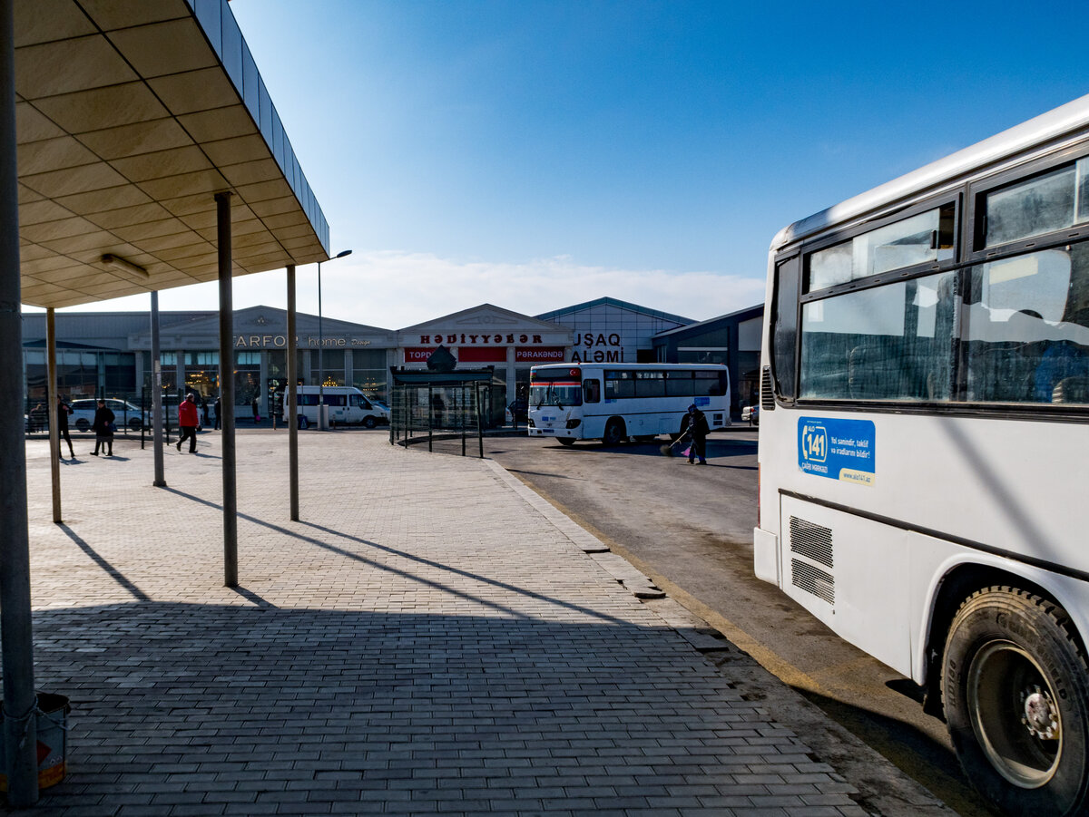 Рынок "Бина" отсюда отправляются автобусы в другие поселки, рядом с Баку.