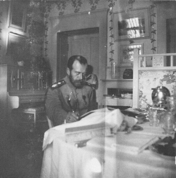 
Николай II в кабинете, 1914 год

