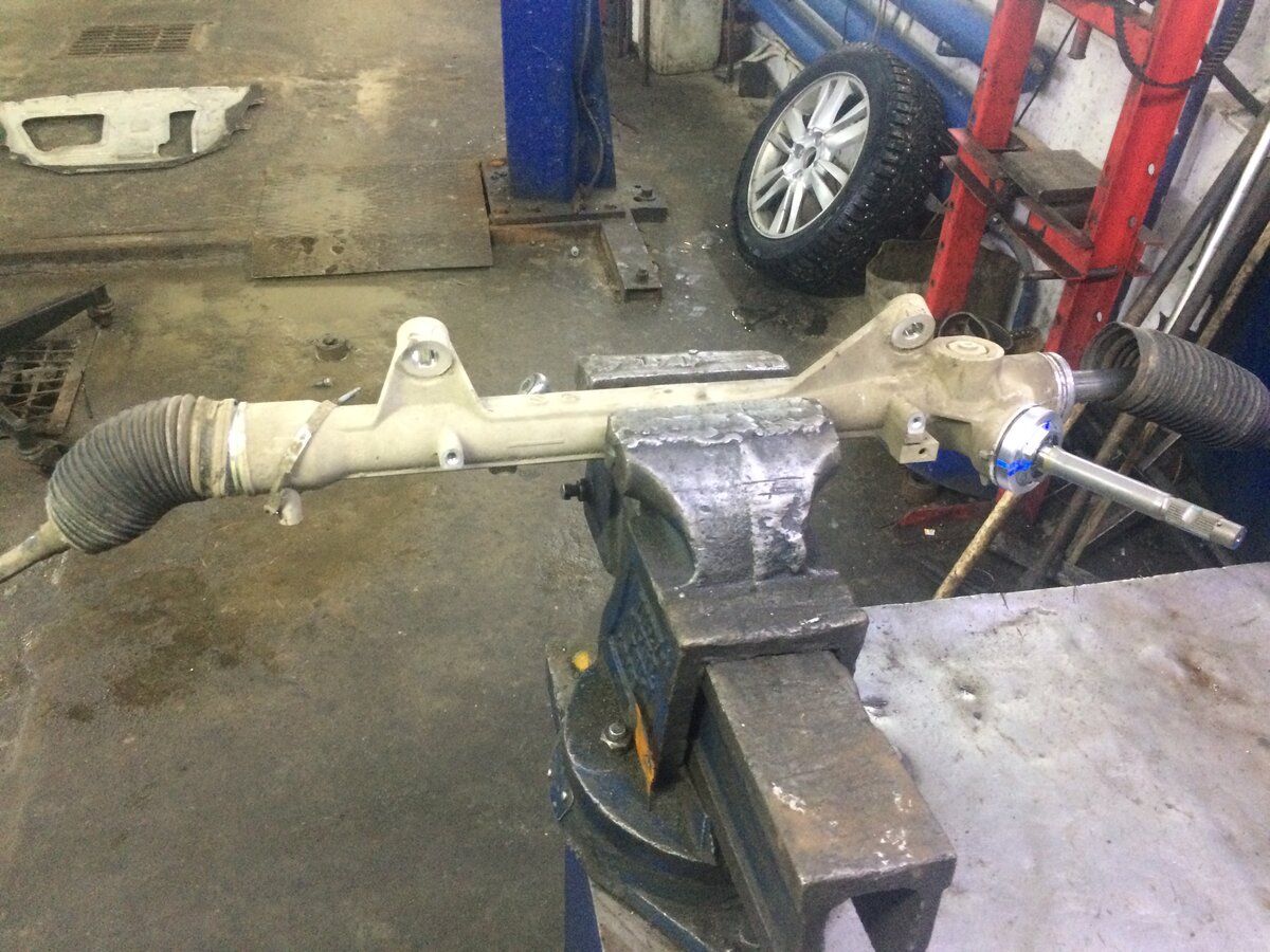 На фото рулевая рейка лады Весты.