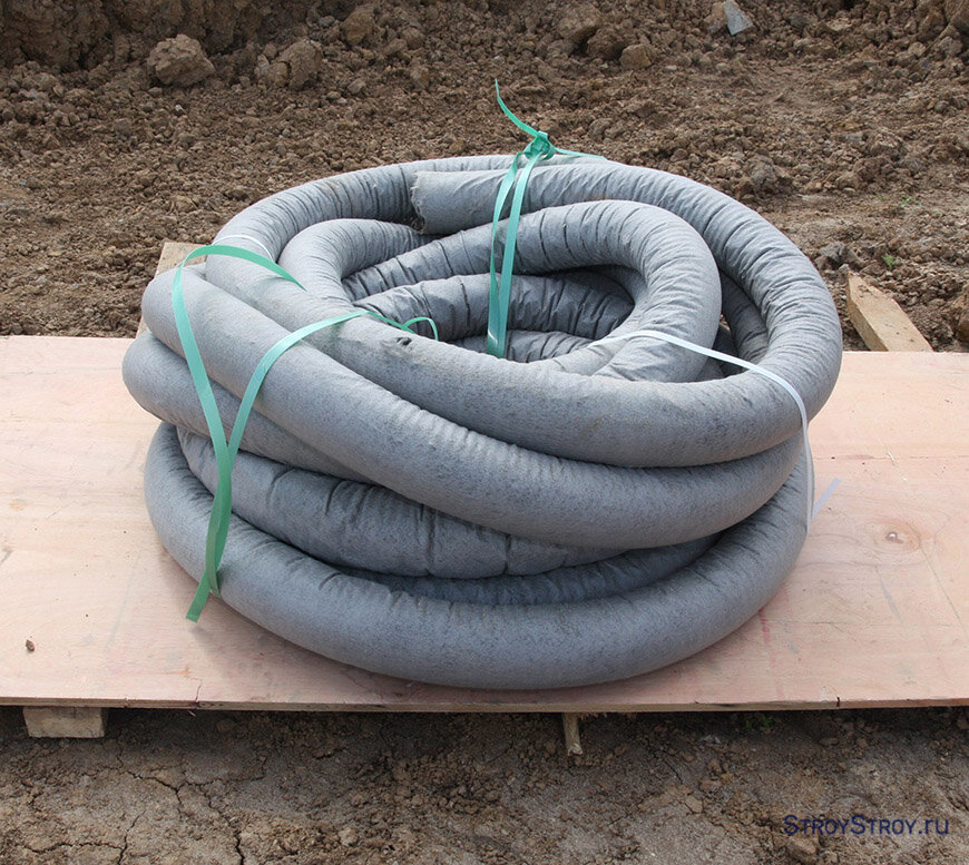 Дренажная труба в оболочке из фильтрующего геотекстиля.