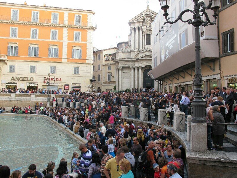 Туристы у фонтана Треви