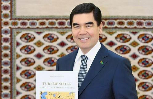  Гурбангулы Бердымухамедов с одной из своих книг. Фото с сайта Turkmenistan.gov.tm