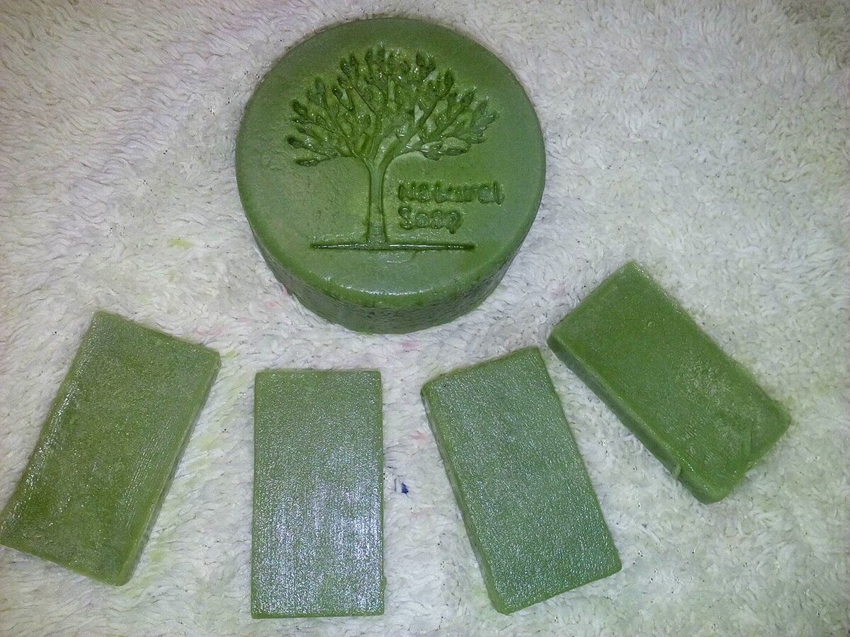 Это алеппское мыло я сама сделала, так как оригинальное найти довольно сложно. 