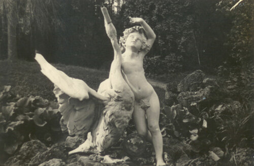 
 Скульптура «Мальчик с лебедем»