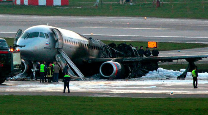 Сгоревший после приземления Sukhoi SuperJet 100.