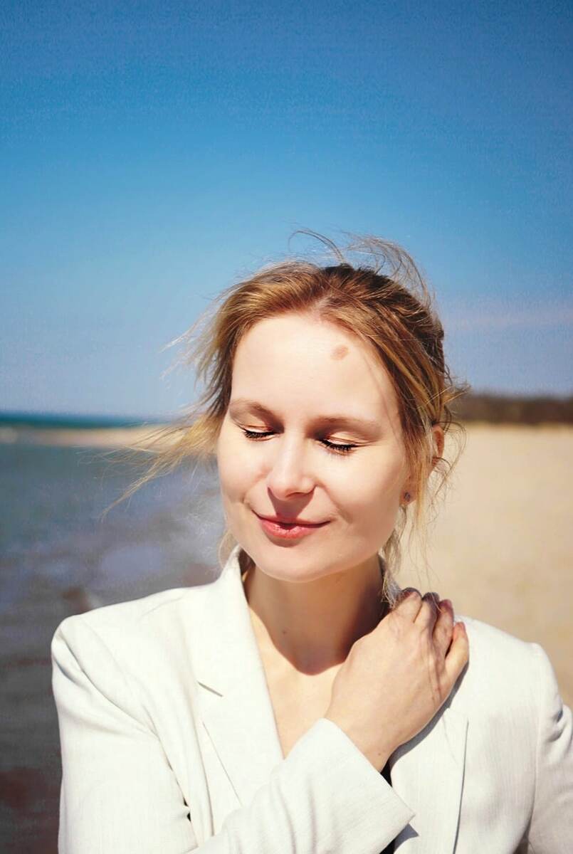 Я много всего слышала о мелатонине, в основном про хороший сон и влияние солнечного света. Результат - плотных шторы на наших окнах, на которых переодически висят котики)