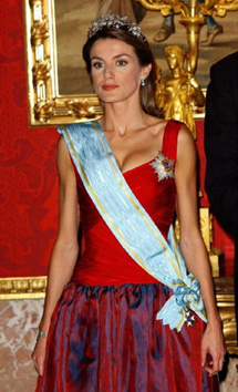 https://i.pinimg.com/736x/e8/b6/6b/e8b66b745e7c08123905c3ad8f103225--spanish-royalty-letizia-ortiz.jpg