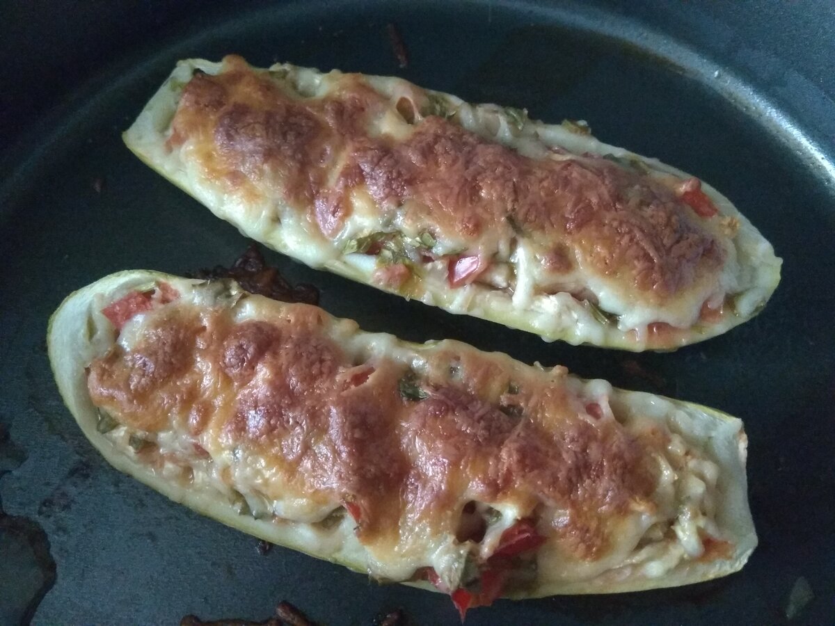 Кабачки, фаршированные овощами и моцареллой