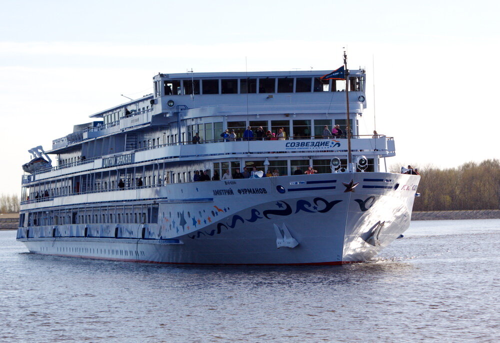Мы ждем наш теплоход в Городце. Мы обогнали его и встречаем на борту у соседей – «Лебединого озера»