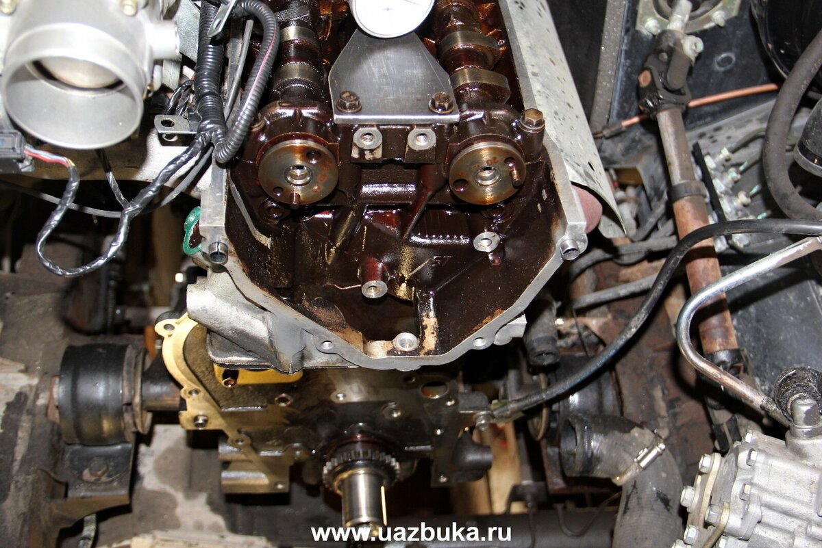 Снимаем натяжители, успокоители, шестеренки.