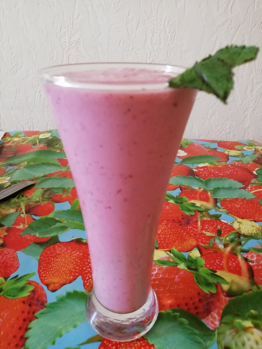 Молочный коктейль клубничный