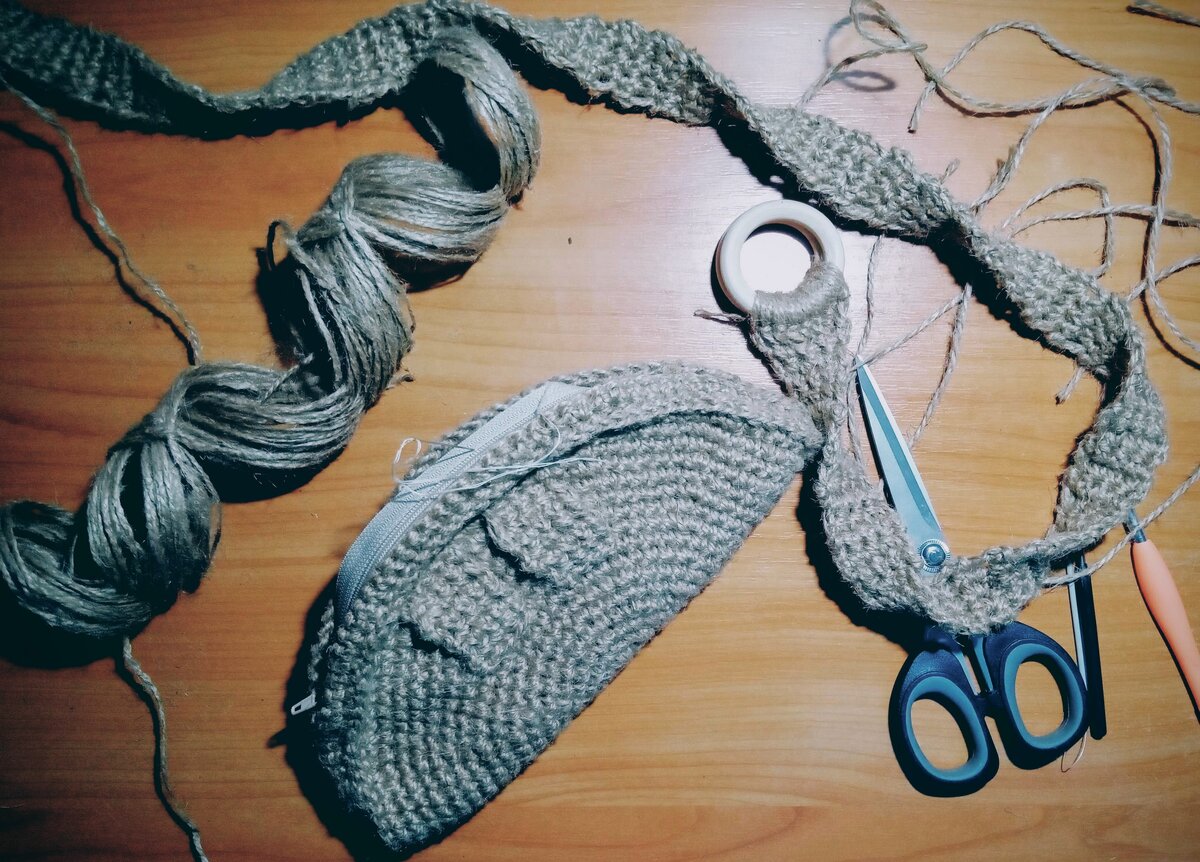 Кажется, что там осталось-то: кольца привязать и молнию вшить. Мелочи! Но сколько усилий на них тратишь! А без них сумка — не сумка. Без них не обойтись.