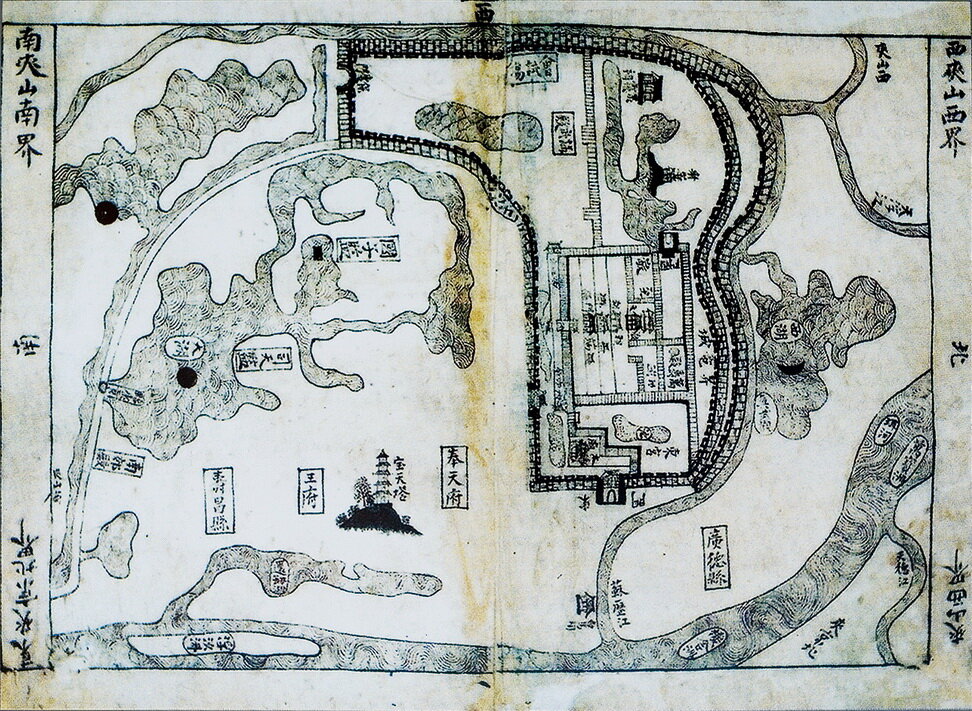 Карта крепости Тханглонг (1490 г), карта сориетирована на запад (север справа)