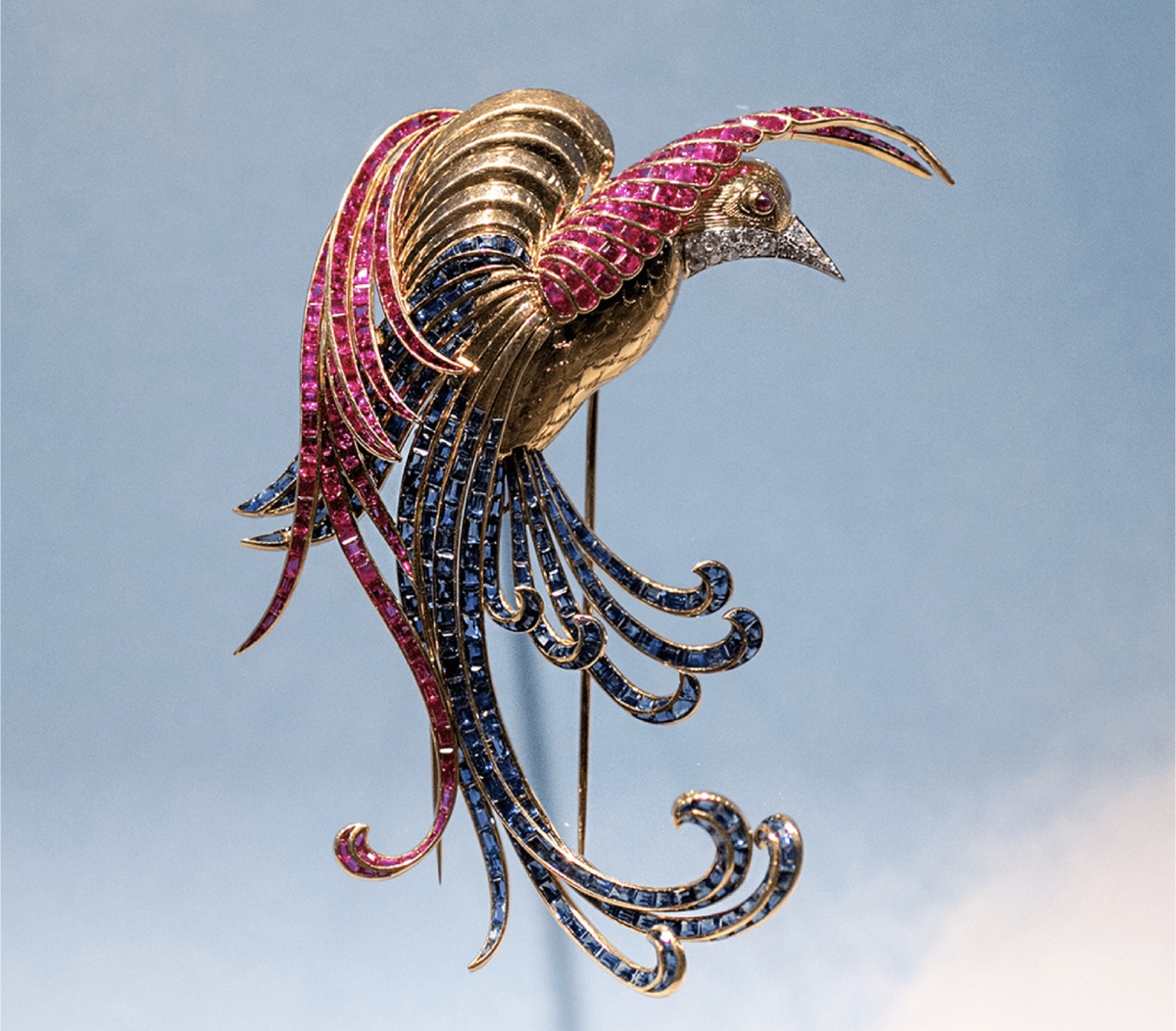 Van Cleef&Arpels, 1942 год: рубины, сапфиры, бриллианты, золото, платина. Источник фото: @vancleefarpels