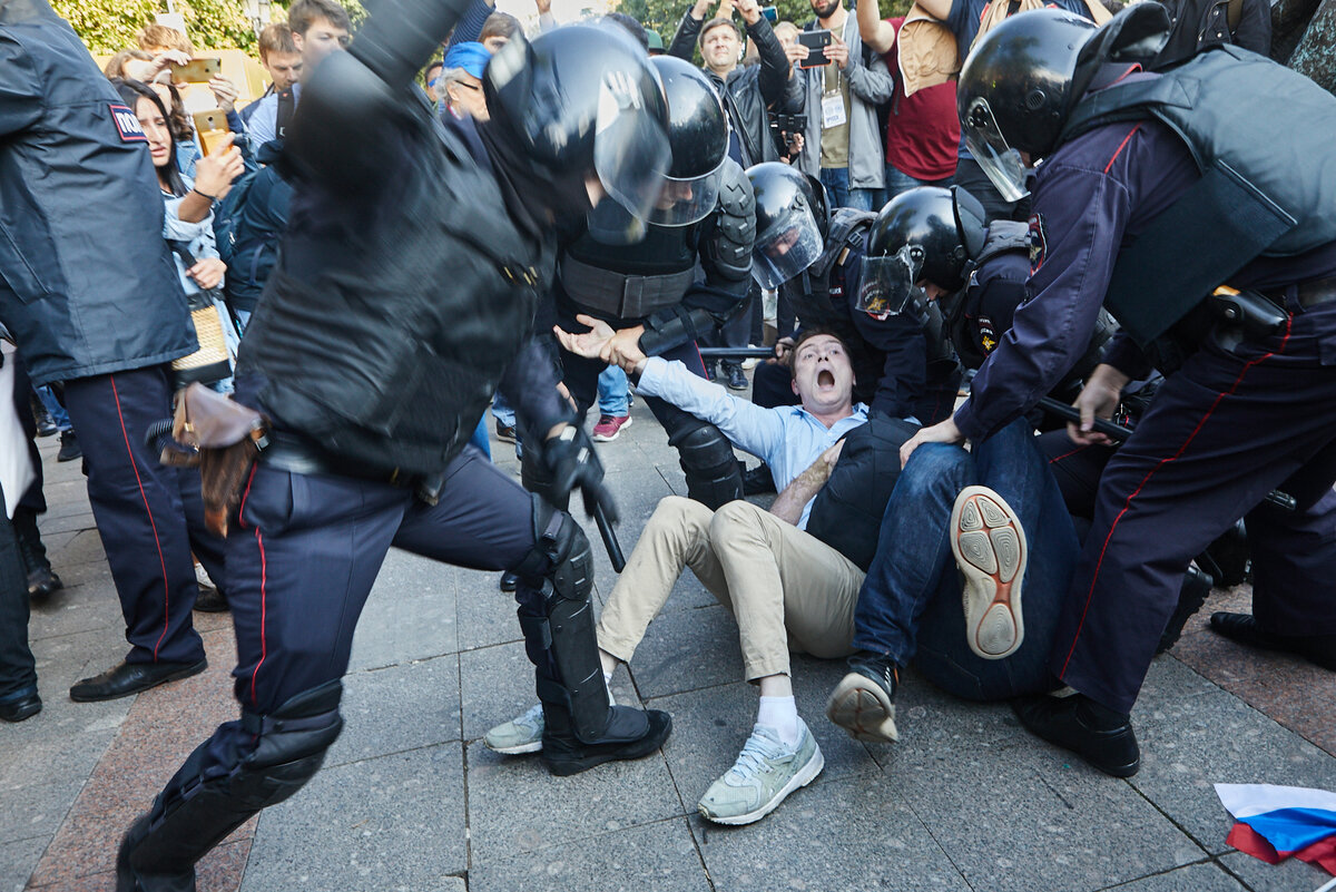 Полиция задерживает человека. Полиция избивает митингующих. Разгон демонстрации в Москве.