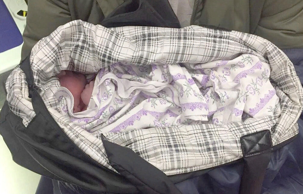 Новорожденная девочка