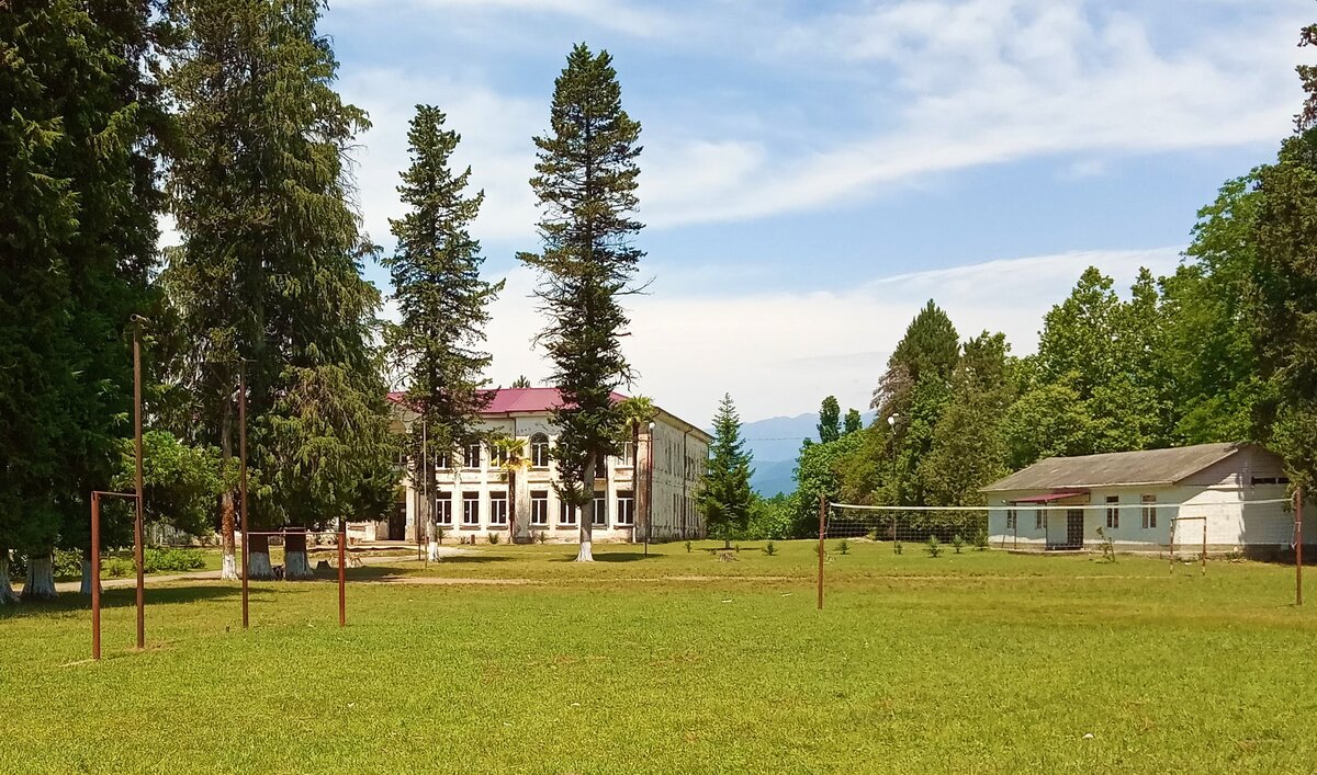 Школа в селе Окум