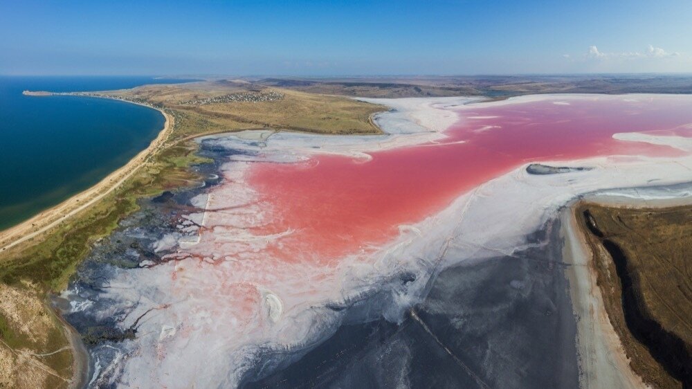 В озёрах находится уникальная крымская розовая соль. Она содержит множество полезных микроэлементов, поэтому применяется и в кулинарии, и в косметологии.-2