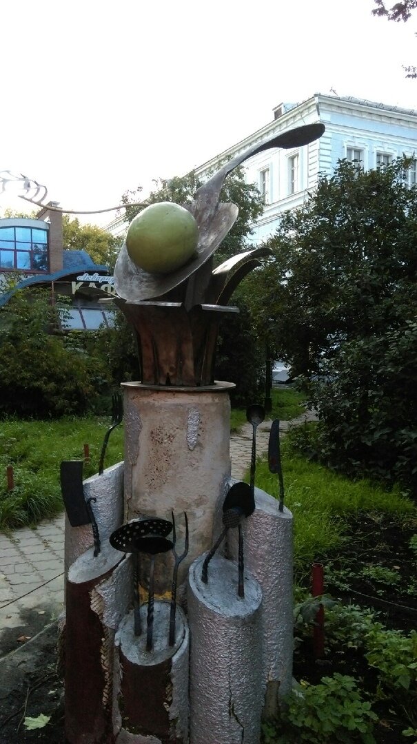 Уж очень часто этот милый памятник вандализму подвергается. То ложку погнут, то оливку в ложке утащат.