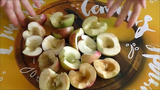 Драники из яблок на завтрак с минимальным количеством муки