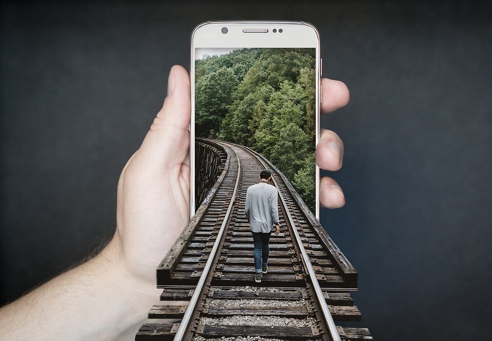 https://cdn.pixabay.com/photo/2017/07/15/19/42/manipulation-smartphone-2507499_960_720.jpg
