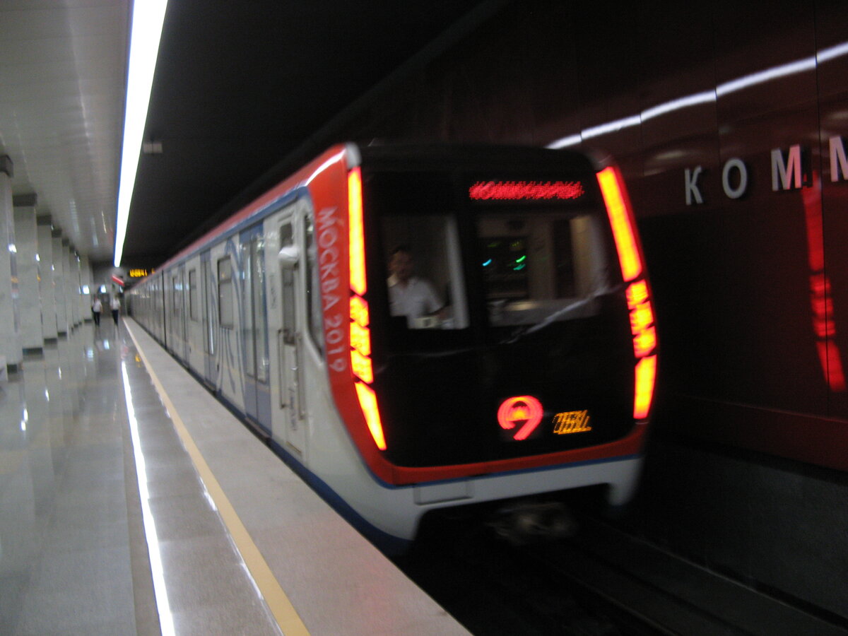 Метропоезд "Москва"  81/765/766/767-051 в "спину"