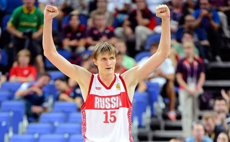 1. 12 лет назад сборной России по баскетболу, впервые в своей истории, удалось выиграть чемпионат Европы проходивший в Испании. В финале с нашими ребятами как раз и встретилась одна из сильнейших сборных мира сборная Испании, являющимися еще хозяевами турнира. За 30 секунд до завершения матча сборная Россия смогла выйти вперёд и сенсационно для всего мира выиграла турнир с итоговым счетом 60:59. Самым ценным игроком  турнира тогда стал всем известный спортсмен Андрей Кириленко.