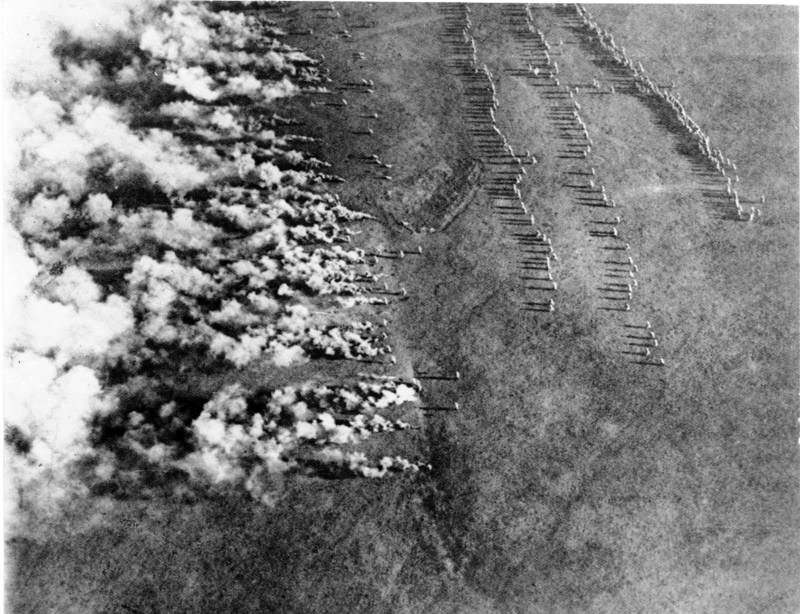 Источник: https://upload.wikimedia.org/wikipedia/commons/3/3f/Bundesarchiv_Bild_183-F0313-0208-007%2C_Gaskrieg_%28Luftbild%29.jpg